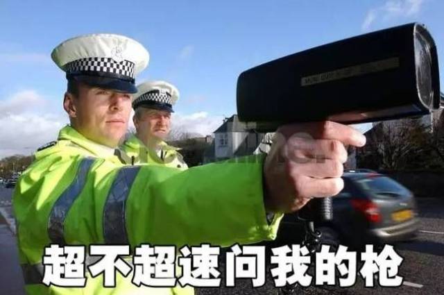 交警们把罚单贴在了"龙王"头上.