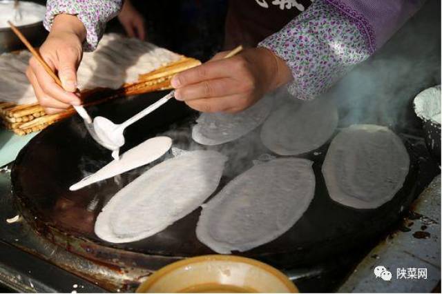 里子长煎饼馆",进行改良创新,使得陕西省非遗美食"子长煎饼"名声大震