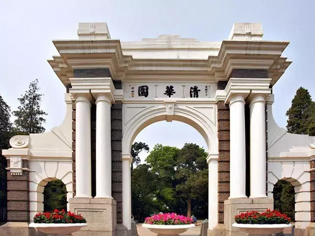 清华大学作为的顶尖大学,且其前身为园林清华园,其校内美景