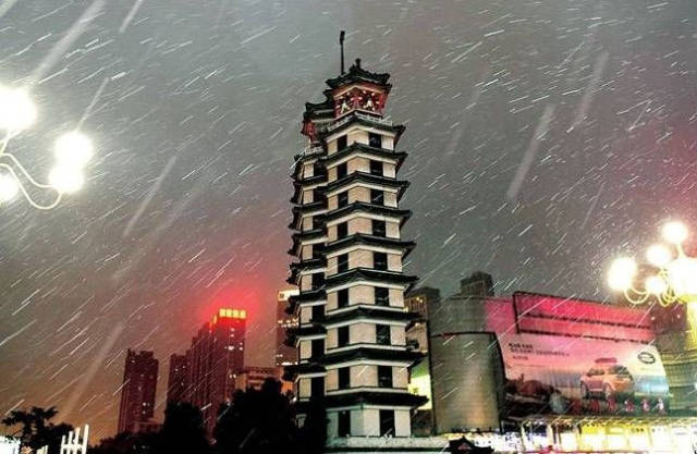 1月4日凌晨,郑州的大雪如中央气象台所预报,不负众望,终于来了.