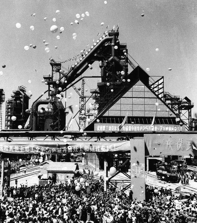 1958年9月13日,经过一冶人14个月零13天的顽强奋战,武钢一号高炉