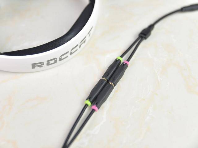 冰豹ROCCAT KHAN PRO Hi-Res高解析音频认证游戏耳机整体的重量仅有230克,非常的轻盈,比笔者平时用来听音乐的头戴式耳机还要轻不少,整体设计非常的符合人体工学,佩戴上后,根本感觉不出耳机有多重。佩戴会赶紧耳机紧贴着耳朵,但是不会夹耳,也不会赶紧耳机松松垮垮,耳罩正好将笔者的整个耳朵都罩进去了,非常舒适,耳罩具有被动降噪效果,佩戴后外界的杂音几乎瞬间消失,可以听到自己的呼吸声。调节滑块松紧度适中,不会涩,也不会松。笔者在吃鸡游戏中,可以清楚的听到各种枪械和载具的声音,声音定位非常精准,同