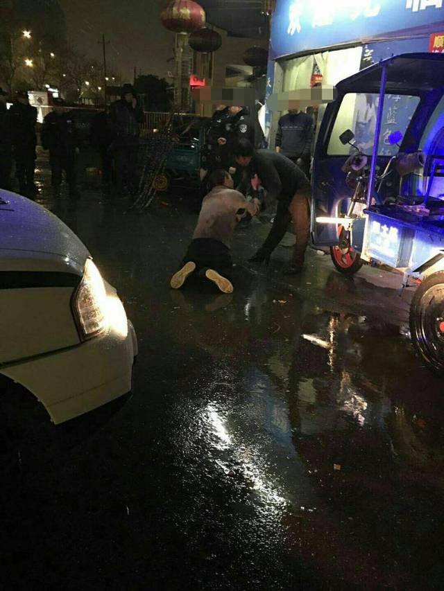昨晚嘉兴三名男子发酒疯还袭警