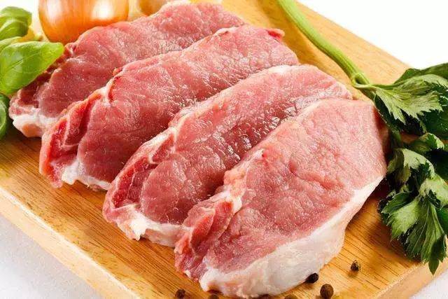 需要注意的是,含瘦肉精的猪肉除了异常鲜艳外,其皮下肥肉层也较薄