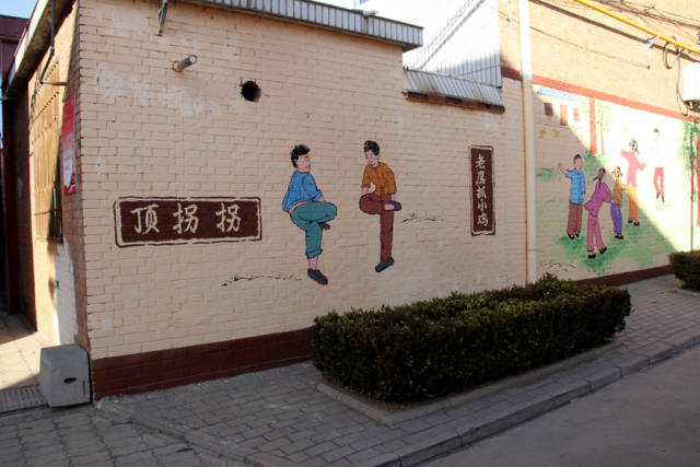 晋城:手绘文化墙绘扮靓乡村 画中有话景中有乡愁