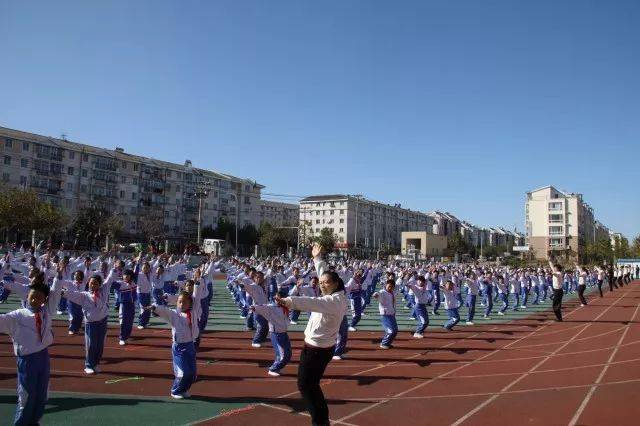 锦华小学成立于2002年9月,总占地面积8891平方米,教学楼建筑面积6611.