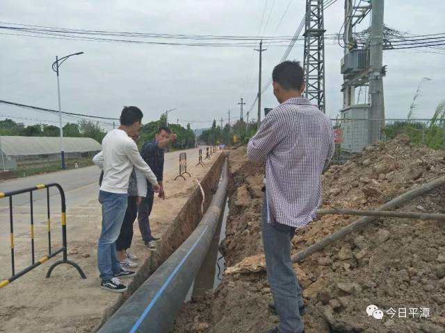 我镇村村通自来水工程于今年5月开始建设,规划对12个行政村(新田埔村