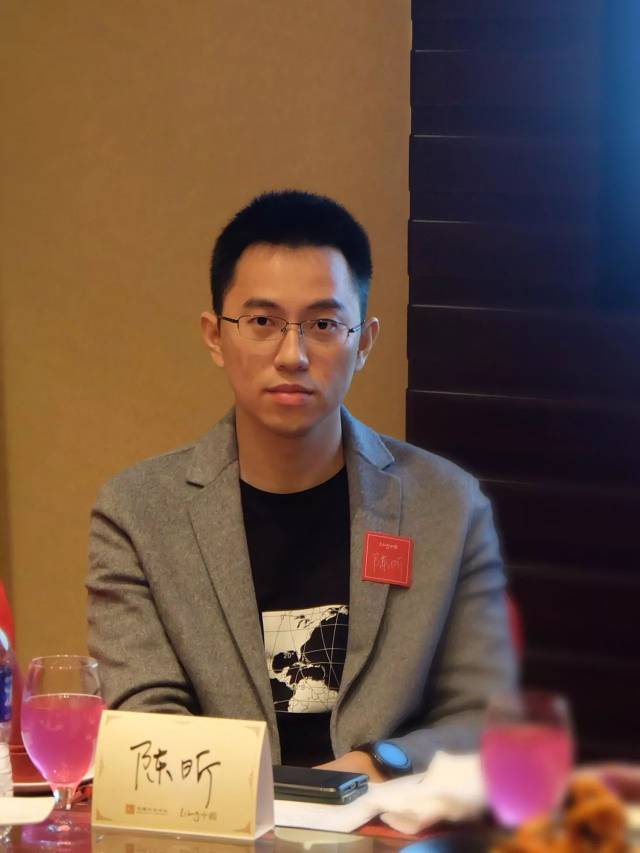 (拥有厦门大学it学士学位和新加坡ntu创业学硕士学位的陈昕欧巴,擅长
