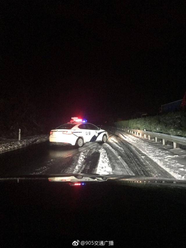 上那一抹温暖的颜色冰天雪地里高速公路