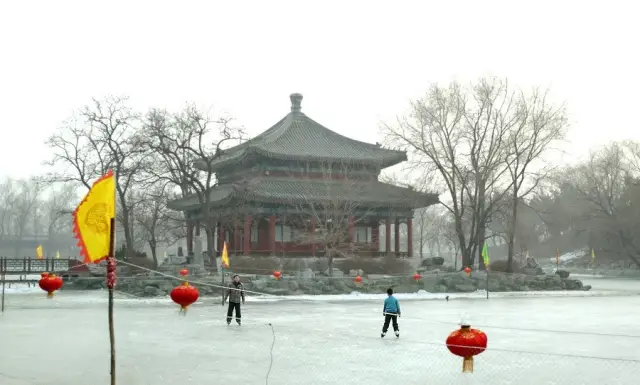 圆明园冰场,是首个推出皇家冰雪节的冰场,还有皇家马戏团的精彩演出