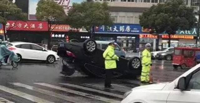 常州昨日多起车祸连发!多人受伤!公交车竟整个冲进大运河里.