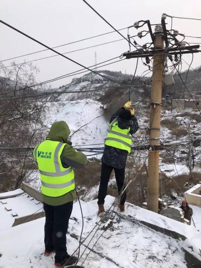 雪中,他们是最美户外工作者,不畏严寒坚守岗位!