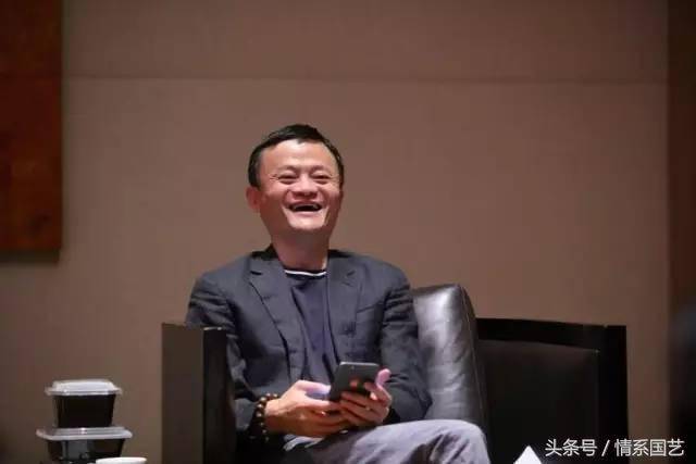 富豪界的资深文玩老炮马云,手腕上就始终是一串沉香佛珠,就连开会时也