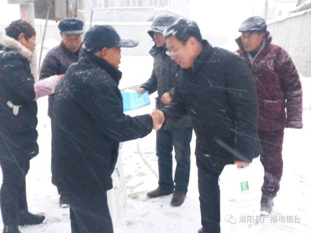 如手套,毛巾,肥皂等生活必需品,踏着厚厚积雪,深入齐老乡随庄行政村