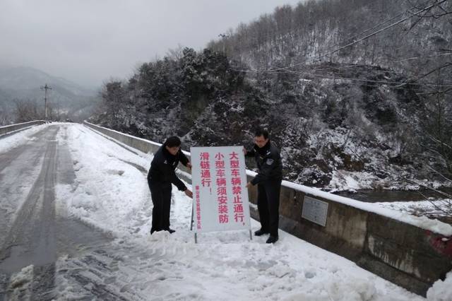 在318省道危险路段设置警示标志