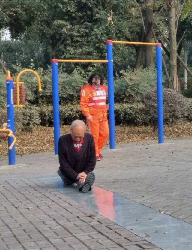 成都这个大爷厉害了,单杠下腰劈叉玩的真666