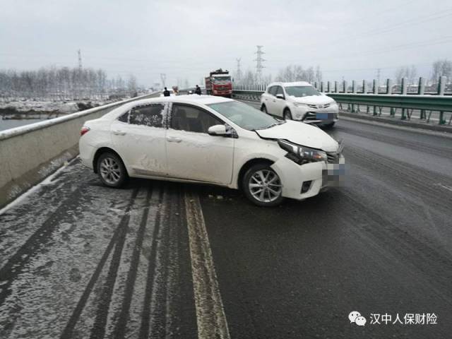 昨天下雪略阳等其它汉中区县共发生32起车祸.