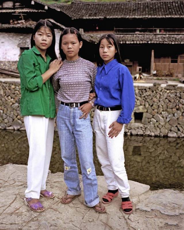 【今日看点】1996年农村年轻人的潮流生活, 照片里的鞋子衣服你一定也