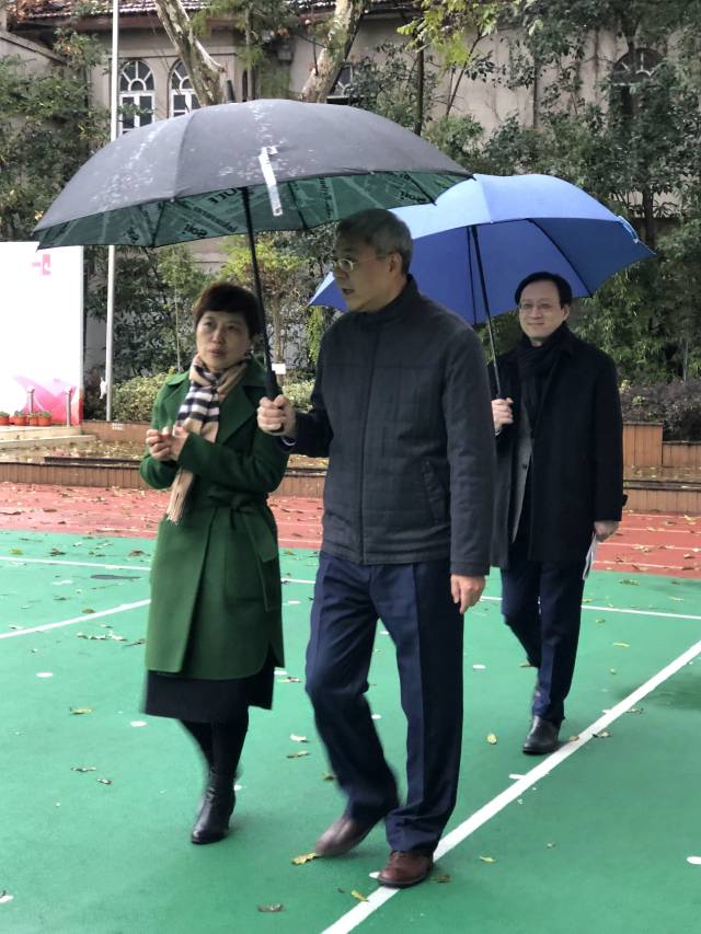 市委副书记尹弘关心民办教育 冒雨走访爱菊小学