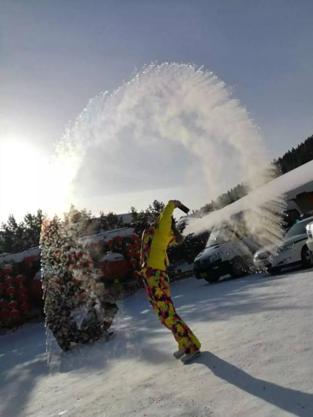 一杯滚烫的开水,一撒就成了这个冰渣状!