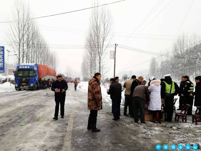 大雪纷纷阻路途,随县小林镇温情暖人间