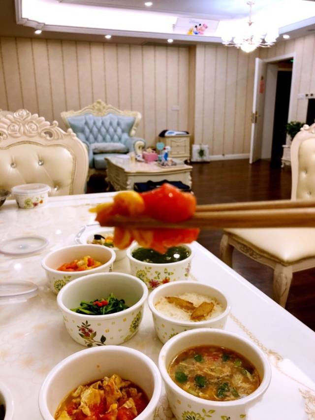 实拍宝妈的高配月子餐,据说这样吃不但瘦了14斤,奶水还贼多