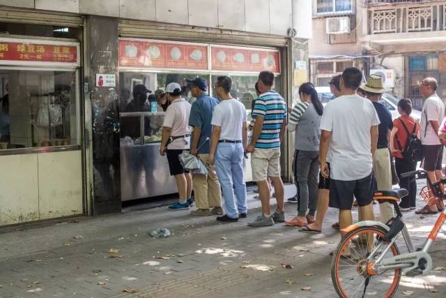 一家 开了近乎40年的包子铺,排队在这家店已经是家常便饭,顾客也都是