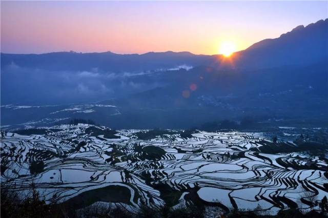 每年11月-次年3月是元阳梯田灌水季,拍光与影跟梯田完美结合,看云海