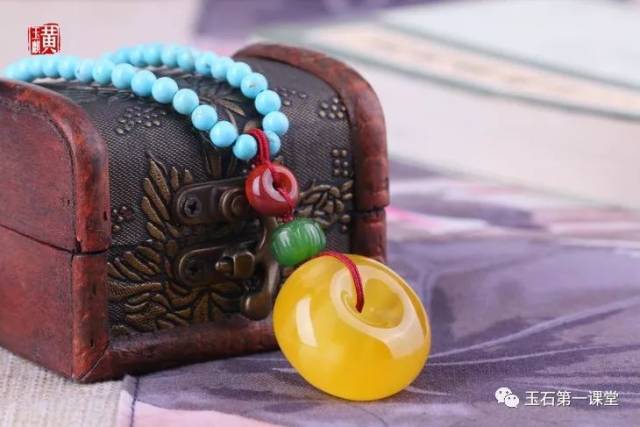 经常佩戴还可以抵御肌肤衰老,延续青春,促进皮肤血液微循环,滋润肌肤图片