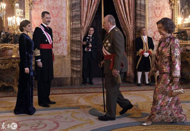 西班牙:两代国王、皇后同时现身皇宫活动,现任