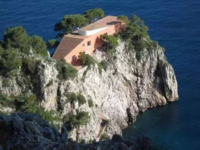 意大利那不勒斯海湾的卡普里岛上有一座"世界建筑杰作"马拉帕特别墅"
