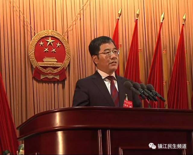最受关注的当然是 市长张叶飞向大会做的《政府工作报告》, 张叶飞对