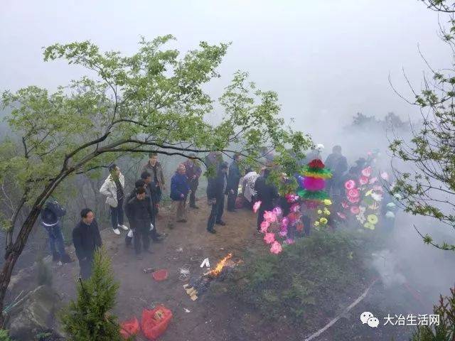 亡人死后,孝家要七七四十九天尽孝,男人不能理发,刮胡须称"猷七,逢