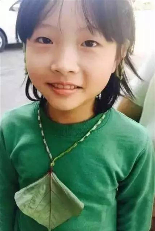 小时候的我们会把红薯叶撕成一小段一小段,当做项链或耳环,撕的过程
