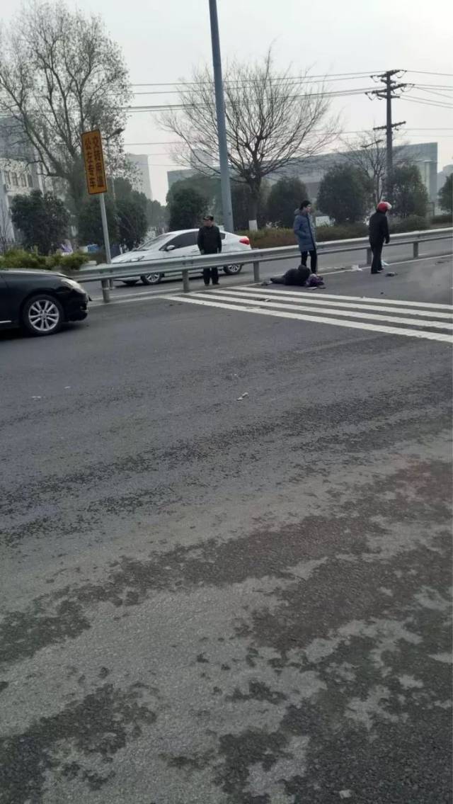 就在今天!丹阳接连发生两起车祸,两人均倒地不起!