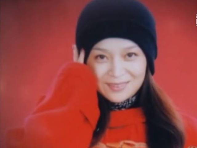 她是《篱笆女人和狗》的巧姑,戏里尖酸刻薄,戏