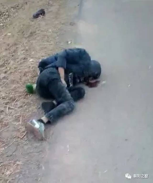 【下午4点车祸突发】朝阳县木头城子镇一小伙身亡.转发找家人!