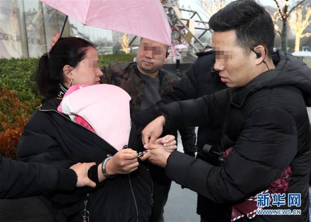 上海反扒队员雨中反扒