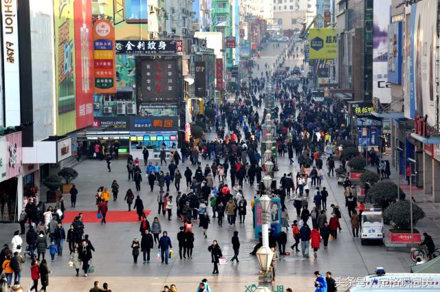 冬天里的 青岛台东小吃街 能把海鲜做成花一