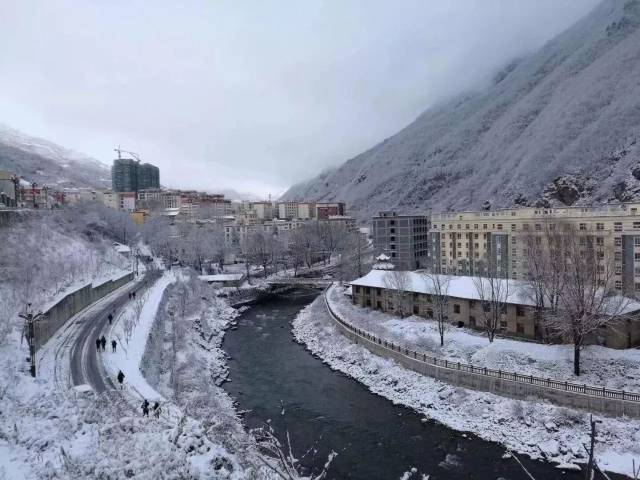 图片@万源旅游 黑水县城下雪了