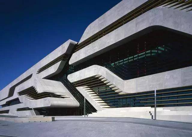 如何评价"解构主义大师"扎哈·哈迪德的建筑作品?