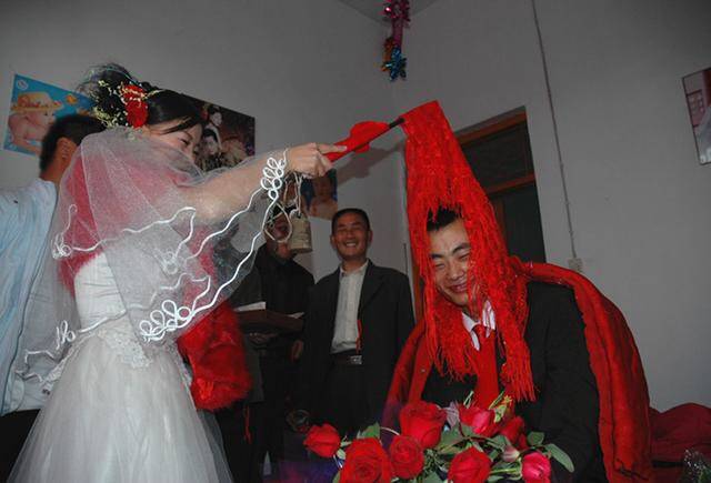 新娘把新郎接到家里后,按照结婚的习俗,两位新人开始拜堂并给父母敬茶