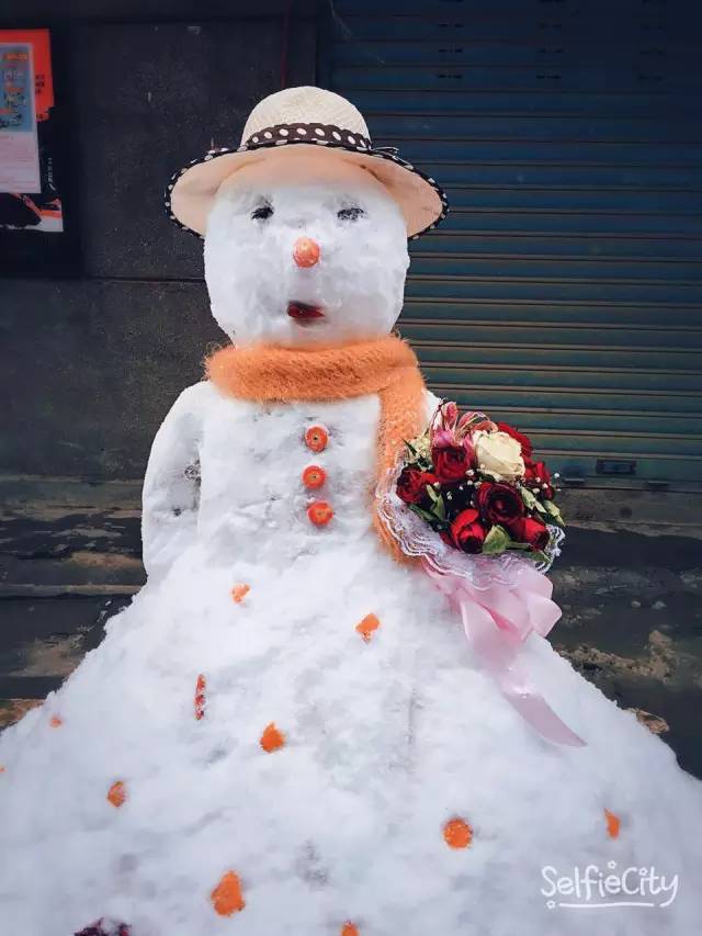 下面这一组才叫雪人嘛!一看就是美女们打扮的!