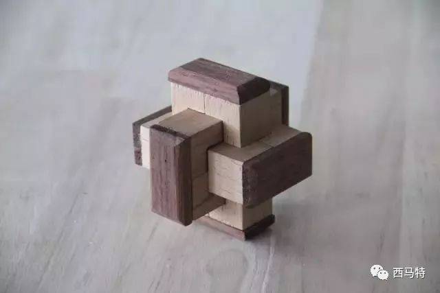 (也可使用砂带机) 使用凿子对开槽时凹凸不平的面进行修整, 再使用