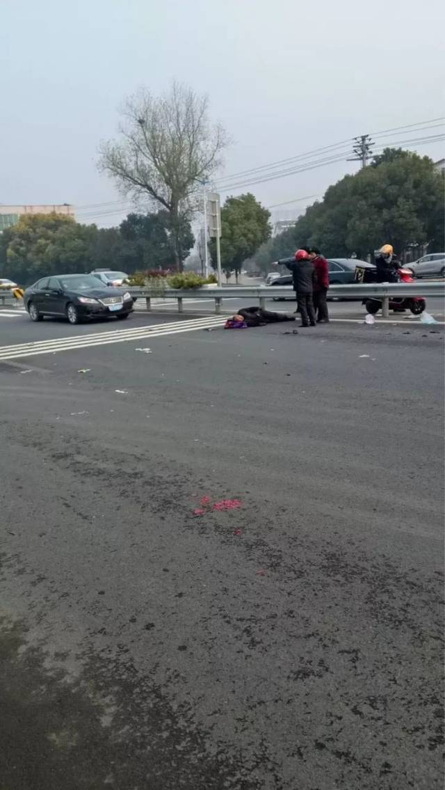 就在今天!丹阳接连发生两起车祸,两人均倒地不起!