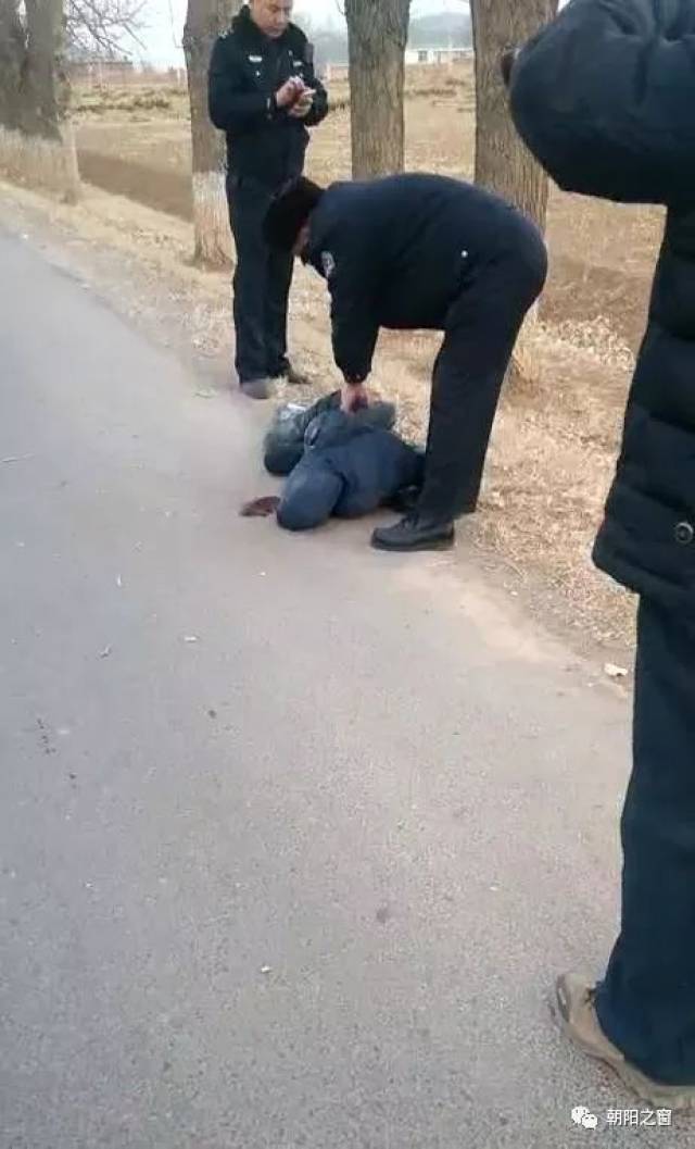 【下午4点车祸突发】朝阳县木头城子镇一小伙身亡.转发找家人!
