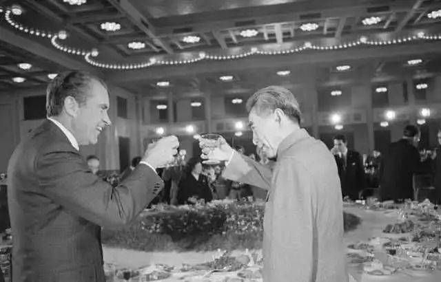 1972年2月27日,中国上海,在尼克松总统的告别宴上,周恩来总理坐在他的