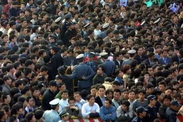 2002年,春运拥挤的列车车厢,车窗内一名孩子因人多拥挤大喊.