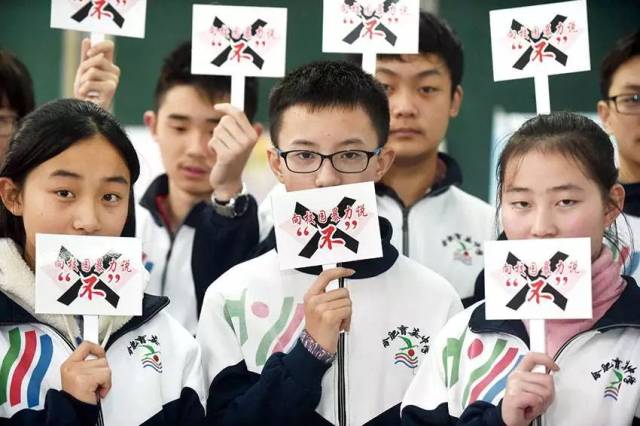 愤怒！赣州一女学生被7名舍友轮流扇耳光、脚踩