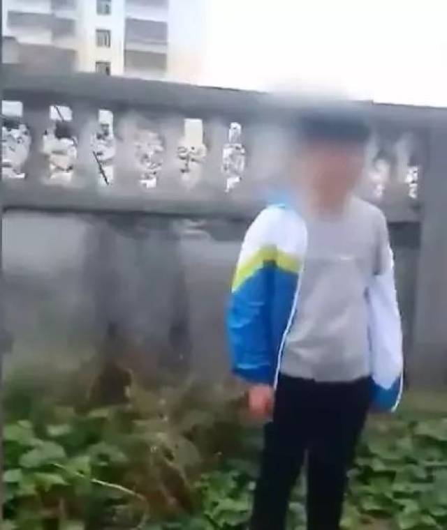 愤怒！赣州一女学生被7名舍友轮流扇耳光、脚踩